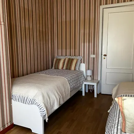 Front - 3 Bedrooms Appartamento